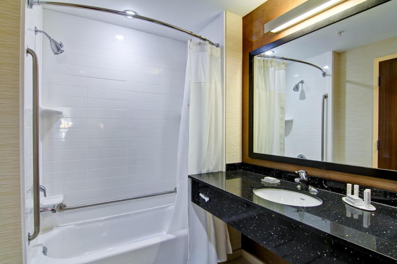 Fairfield Inn & Suites By Marriott Kamloops Ngoại thất bức ảnh